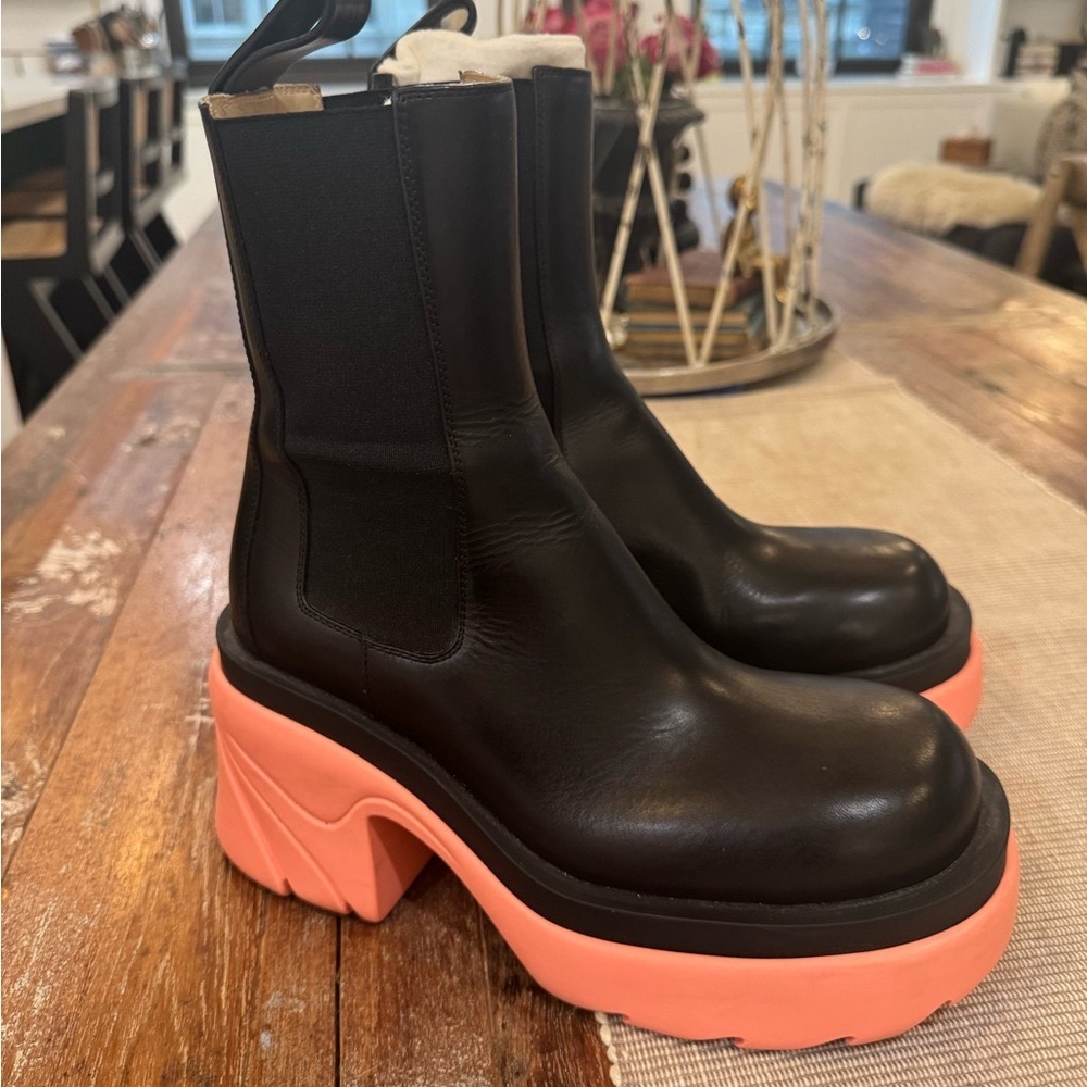 Bottega Veneta Pink and Black Ankle Boots Chelsea Flash boot